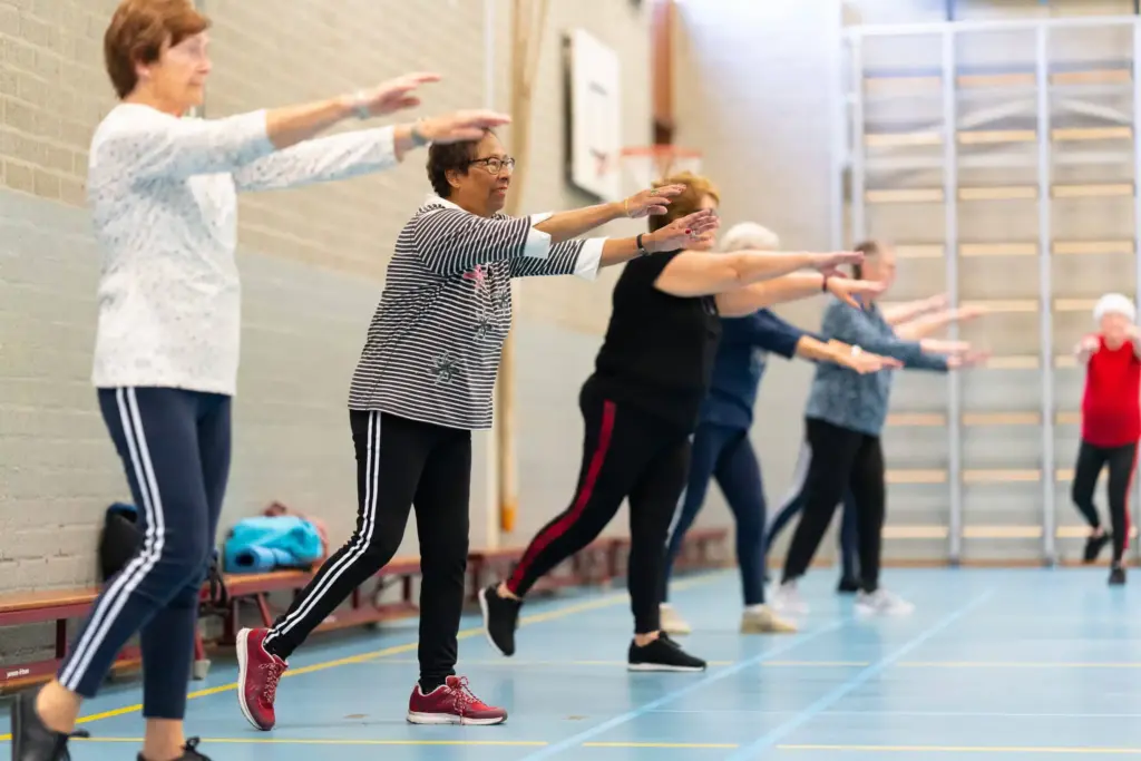 Ouderen die meedoen aan een valpreventieles