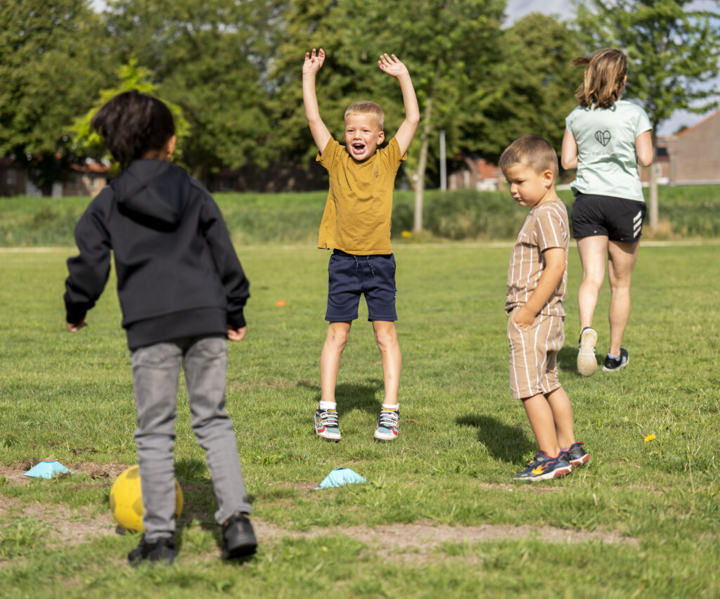 Kinderen spelen op het veld