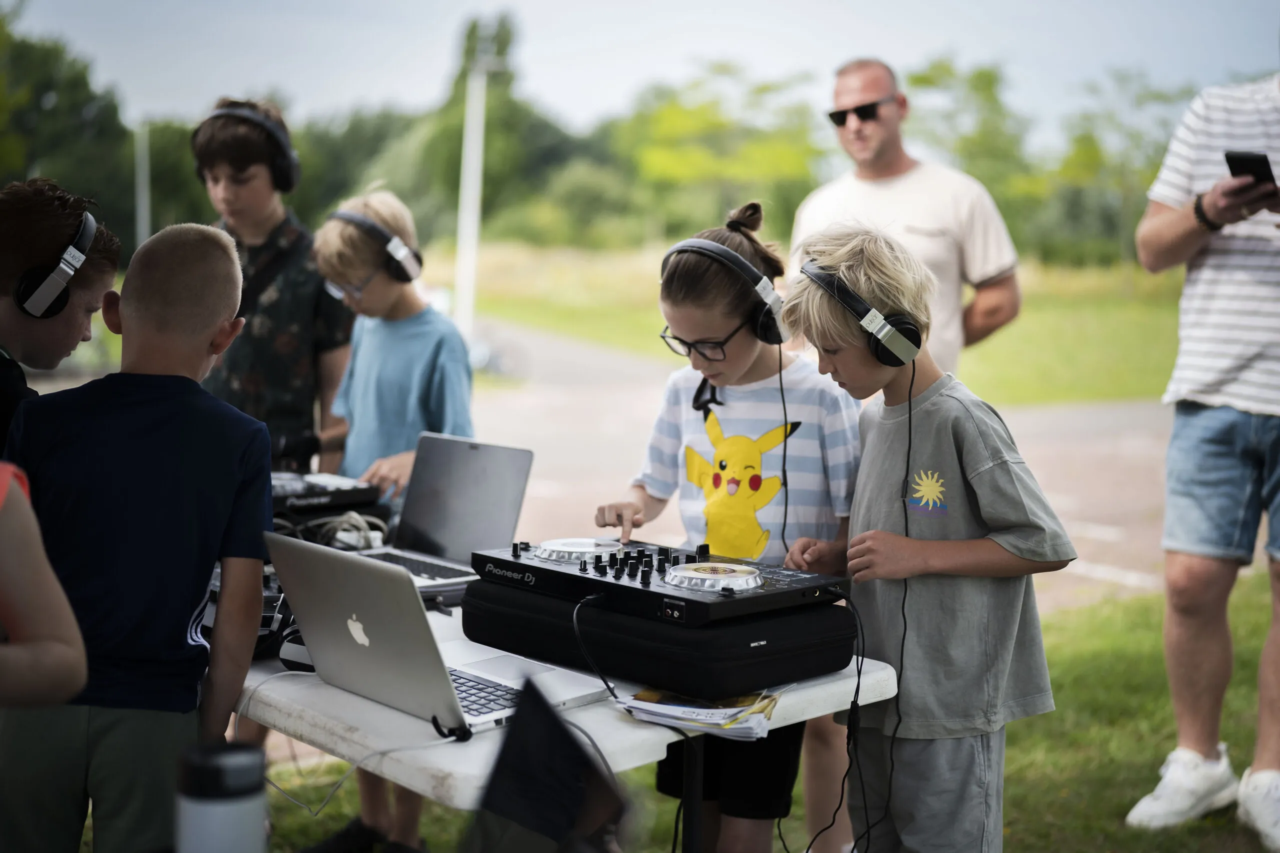 Kinderen die meedoen met een DJ workshop