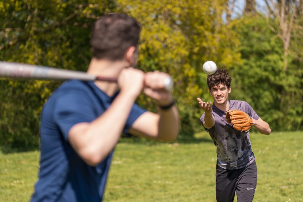 Twee jongens die honkbal spelen