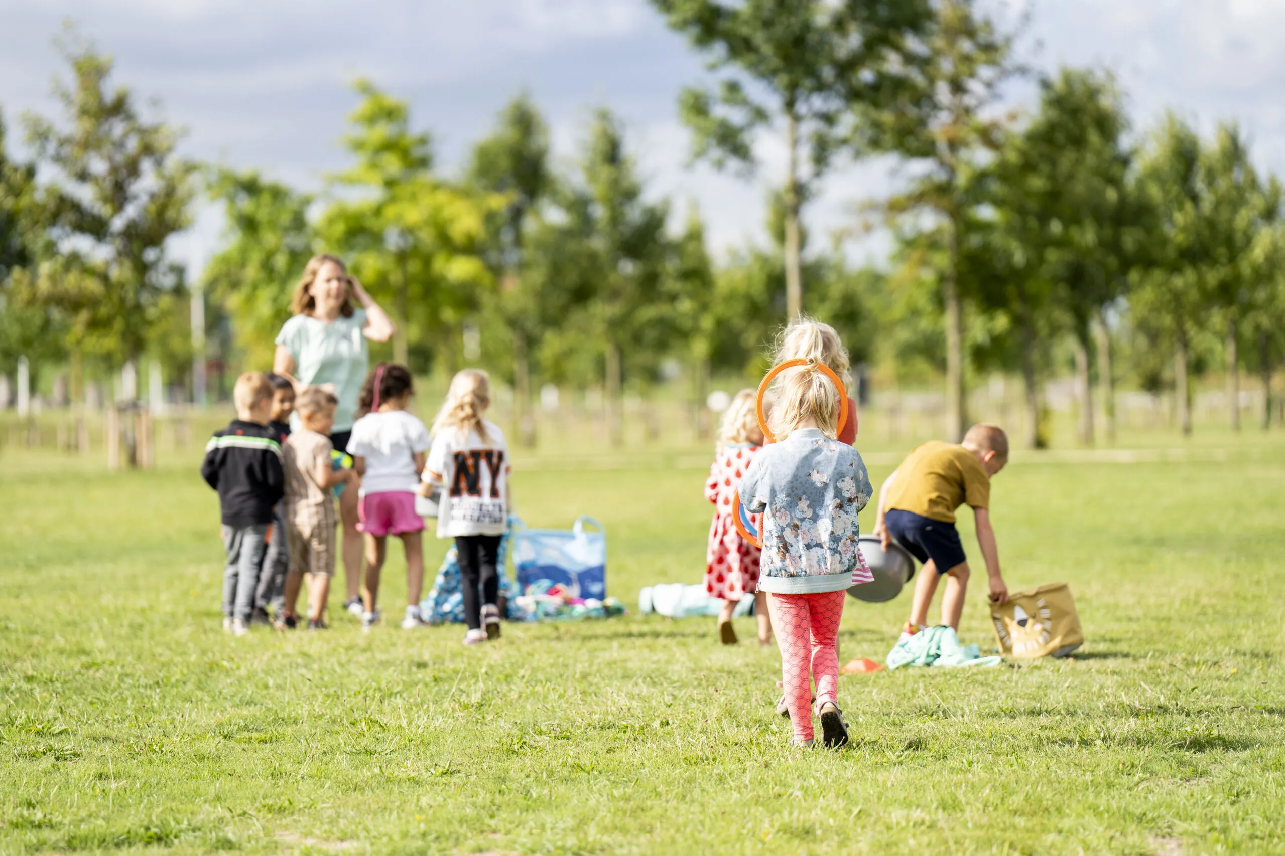 Kinderen die op een veld aan het spelen en bewegen zijn