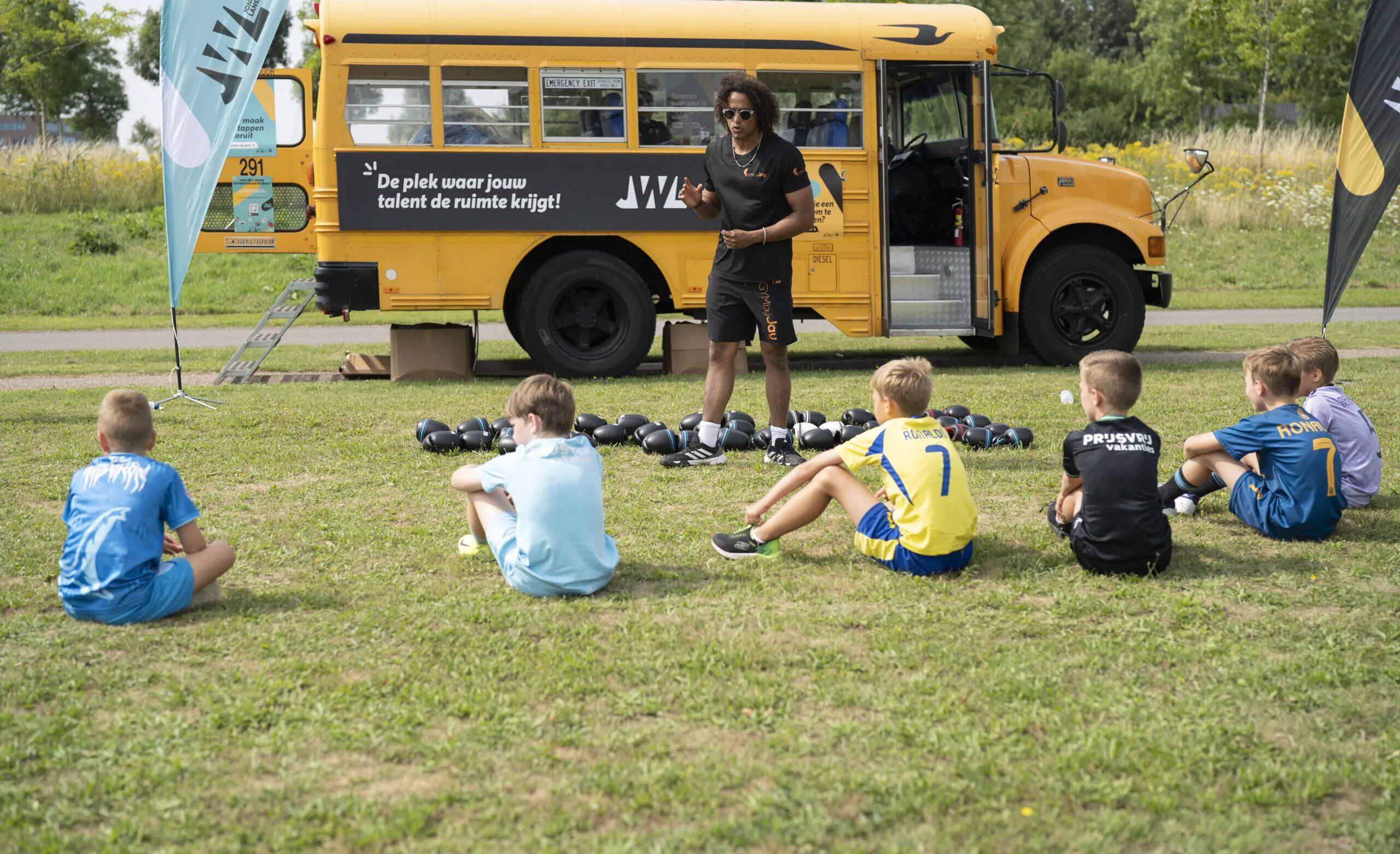 KInderen die een bokstraining krijgen op het Urban Event