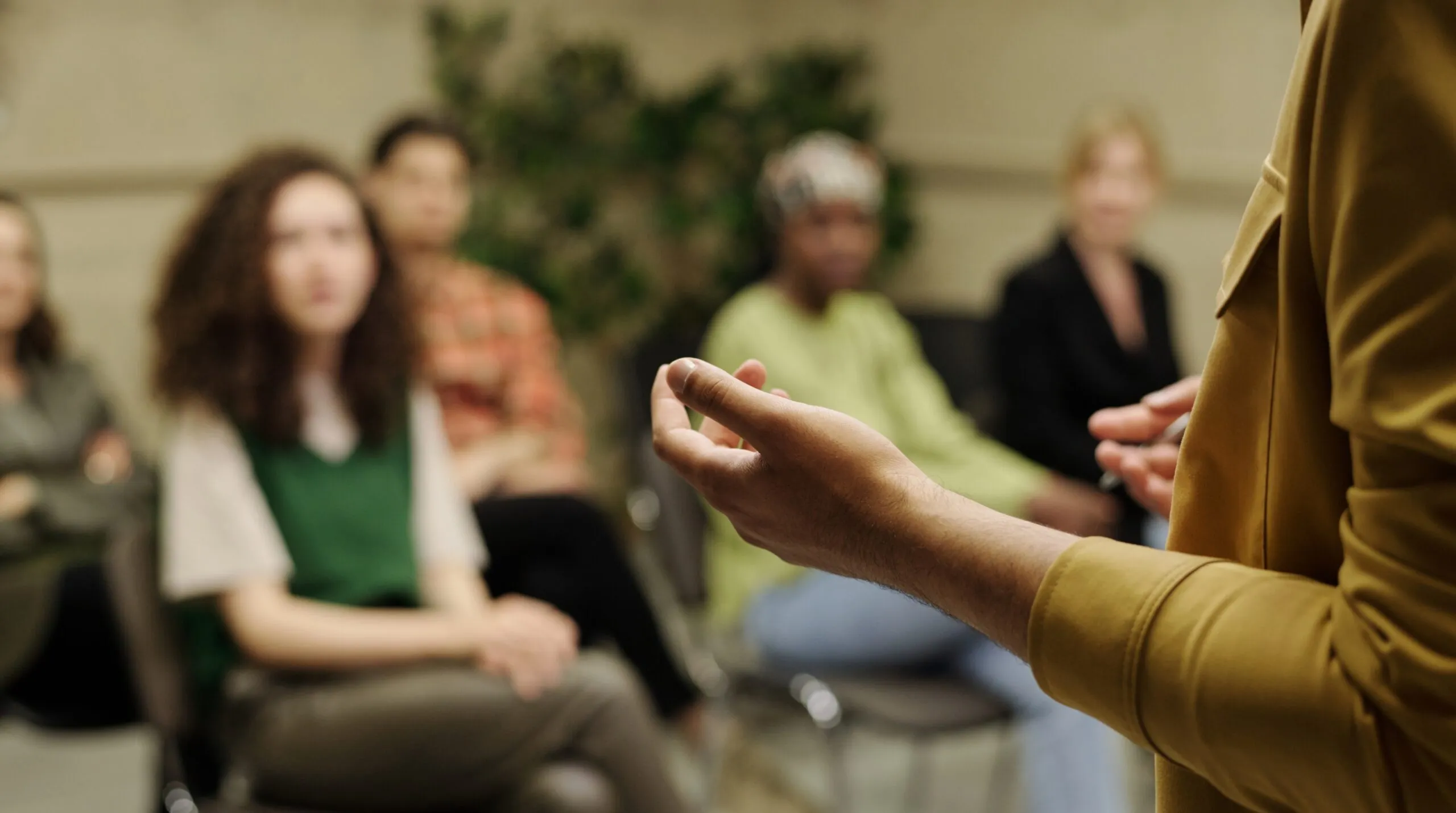 Mensen die een workshop volgen