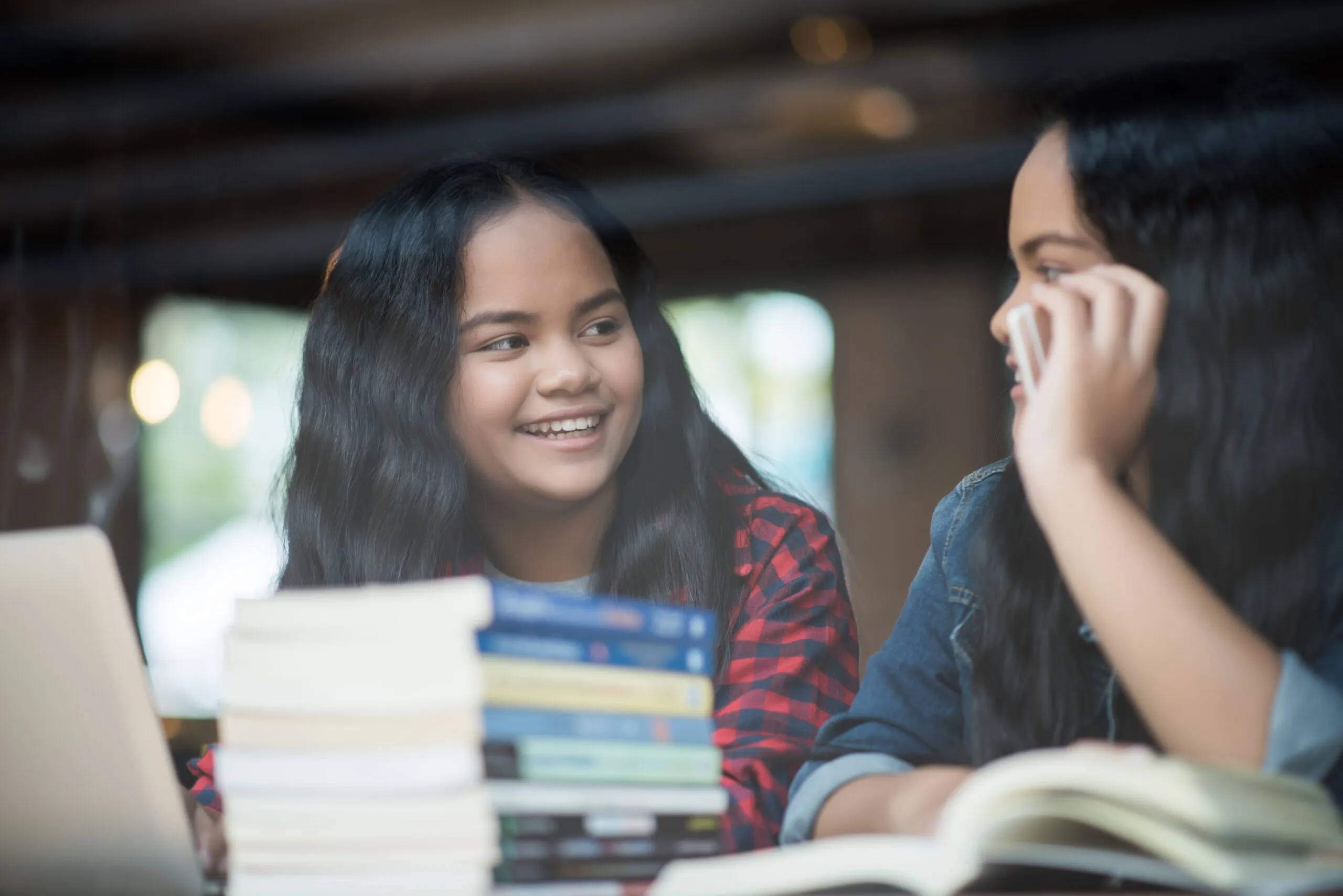Twee jonge meiden die boeken lezen