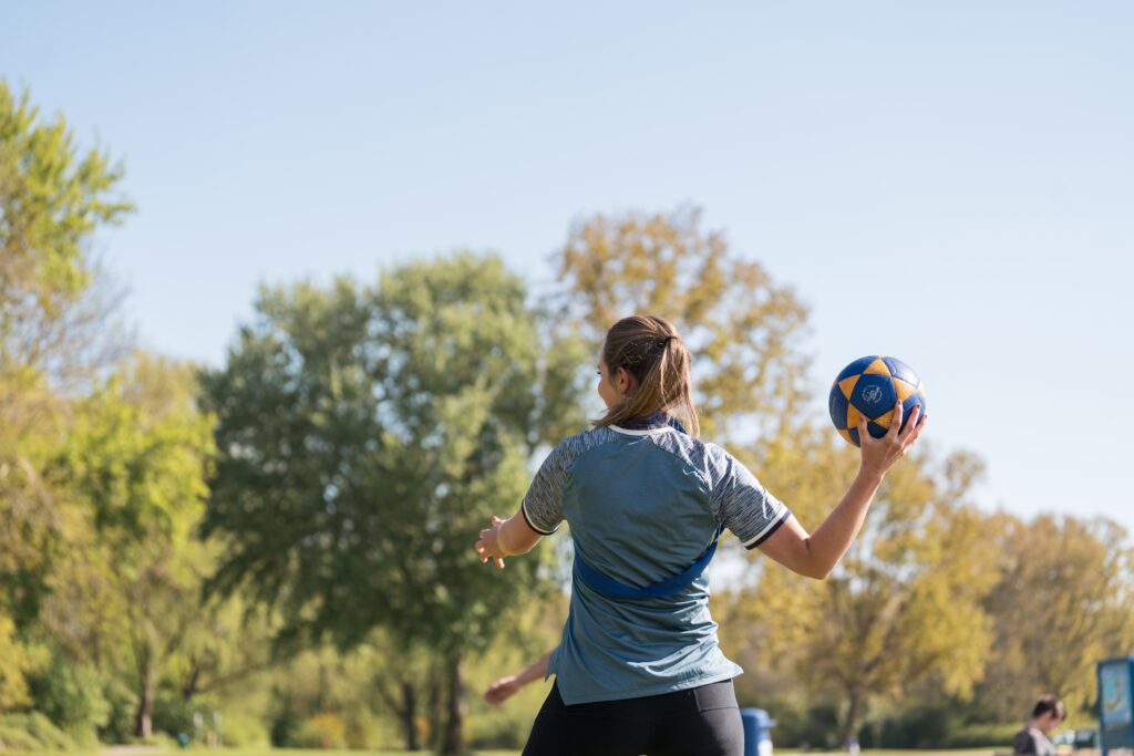 Dame die aan het korfballen is