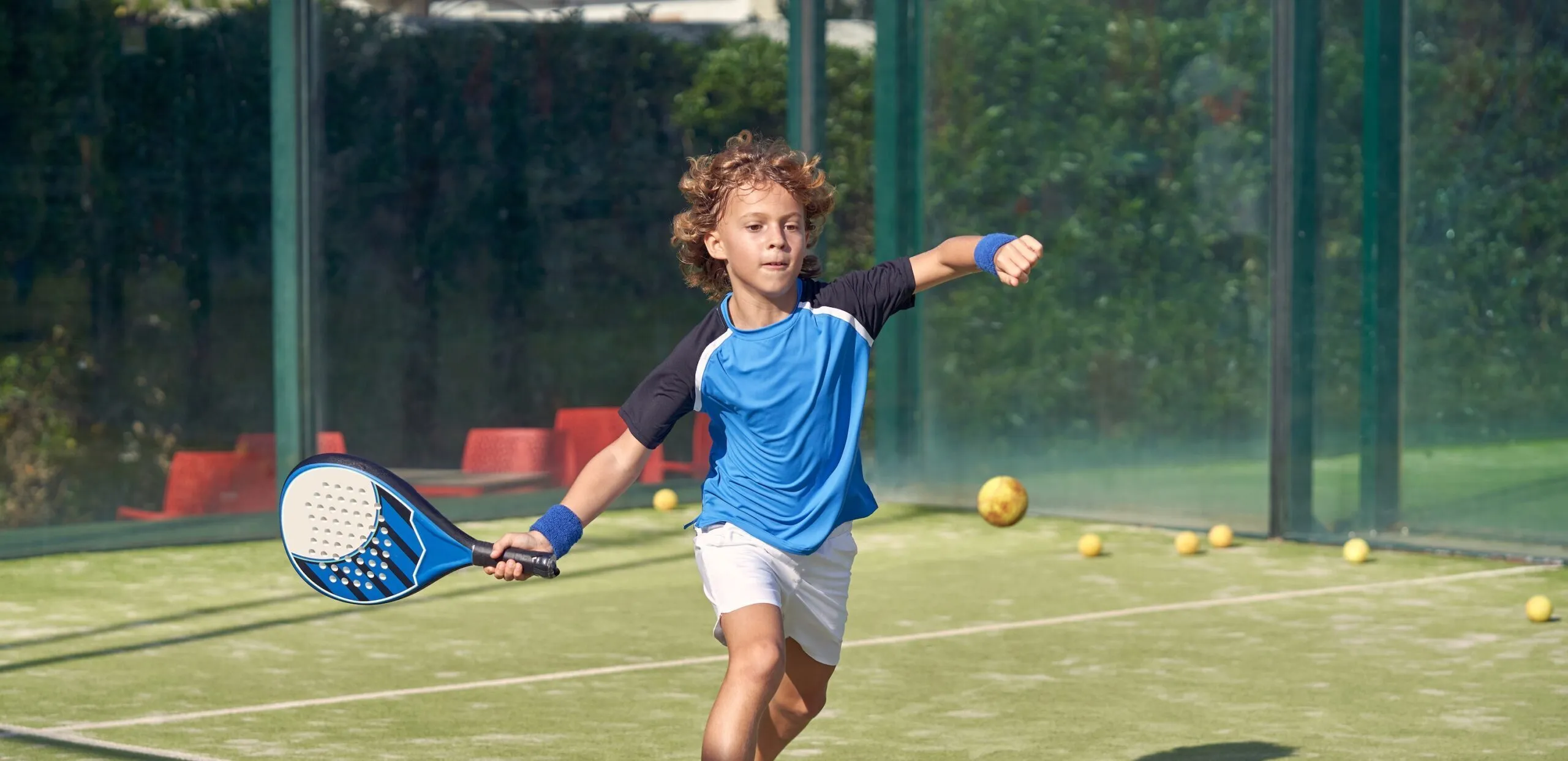 Jongen die padel speelt
