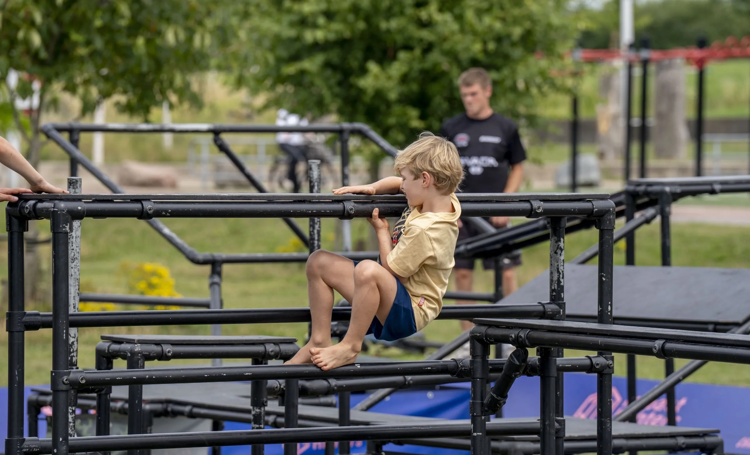Kind dat aan het klimmen en klauteren is
