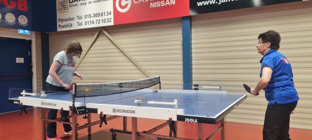 Mensen die paratafeltennis spelen