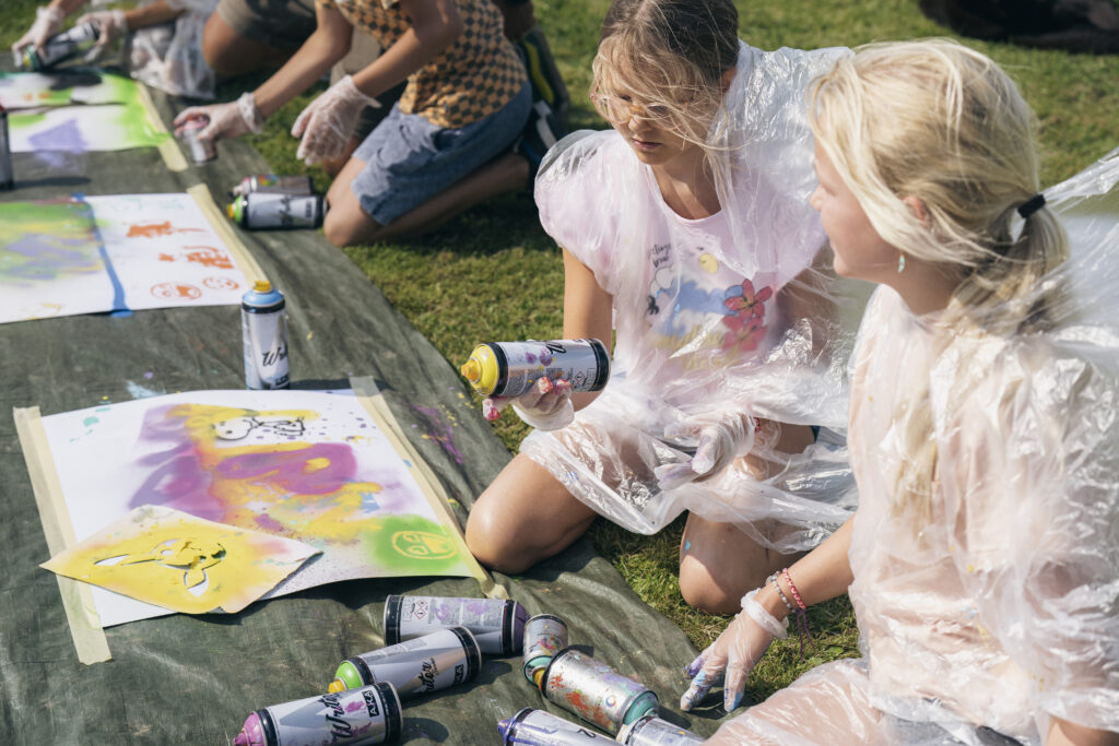 Kinderen die kunst aan het maken zijn tijdens een activiteit