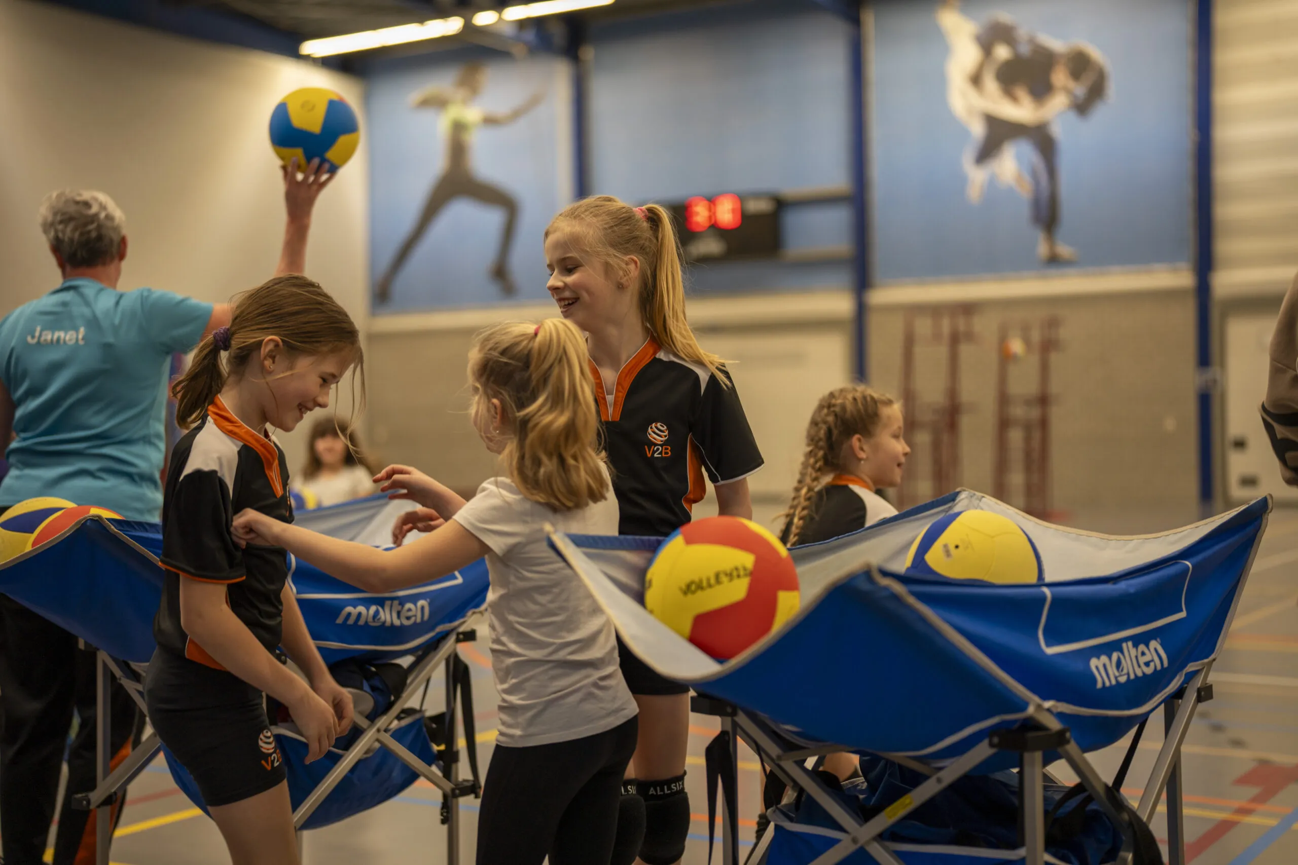 Kinderen die volleybal les krijgen