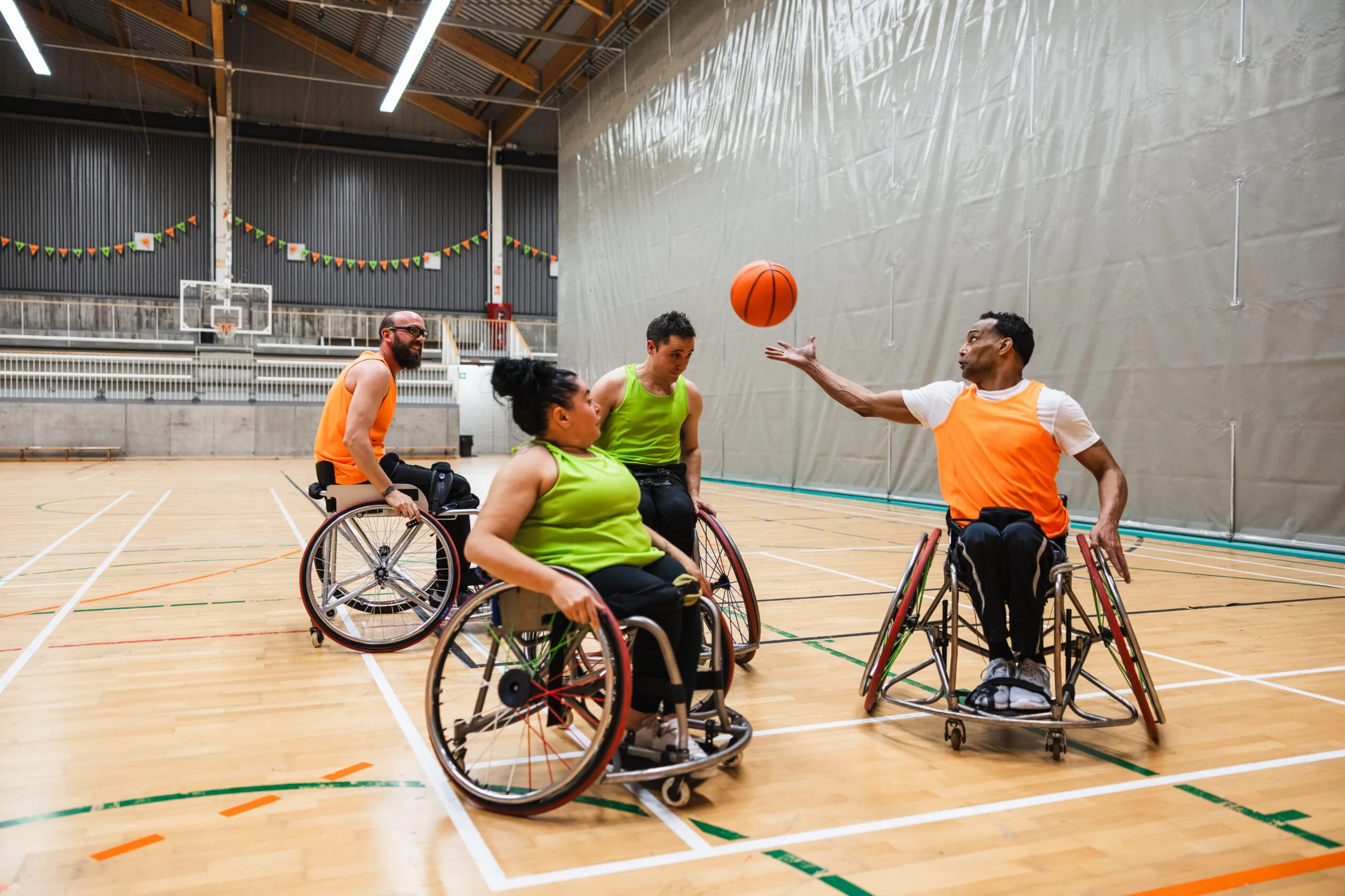 Mensen die rolstoelbasketbal spelen in een sporthal